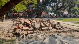 খুলনায় জাতিসংঘ শিশু পার্কে নির্মাণাধীন মঞ্চ অপসারণ করল কেসিসি