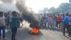 গাজীপুর-৬ আসন বহালের দাবিতে টঙ্গীতে ঢাকা-ময়মনসিংহ মহাসড়ক অবরোধ