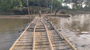 ‘গ্রাম হইল খারামোড়া, যাইটে আইটে আধামরা’