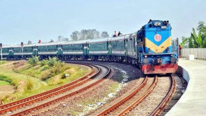 রেললাইনে চোখ রেখে  জীবন কেটে যায়