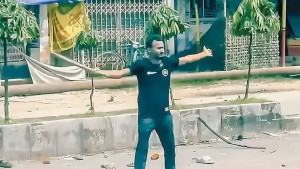 ‘পুলিশ কাছে থেকে আবু সাঈদকে শটগান দিয়ে গুলি করে’