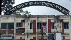 শয্যা সংকটে সিঁড়িতে রেখে  শিশুদের চিকিৎসা