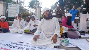 কাফনের কাপড় পরে ৪৮ পরিবারের মানববন্ধন