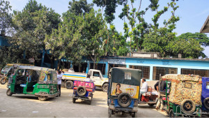 অটোরিকশার দখলে স্কুলমাঠ সহশিক্ষা কার্যক্রম ব্যাহত