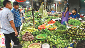 সরবরাহ বাড়লেও সবজির দাম চড়া