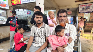 দুই শিশুকে নিয়ে মহাখালীতে বাসের অপেক্ষায় জাহাঙ্গীর
