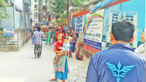 পুরান ঢাকায় অপরিকল্পিত ভবন, আতঙ্কে মানুষ