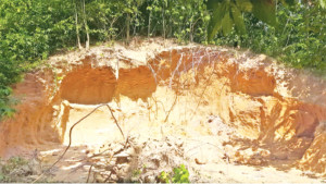 ফটিকছড়িতে প্রতি রাতে টিলা কেটে সাবাড় করা হচ্ছে