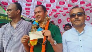 বিএনপি নেতা কামরুলকে ১০ লাখ টাকার চেক দেওয়া কর্মীর অ্যাকাউন্টে আছে ৩৮৩৪ টাকা