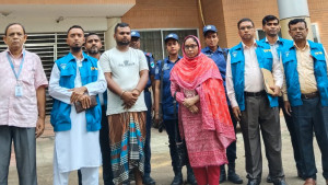 সহযোগীর মাধ্যমে ঘুষ নেওয়া সেই রাজস্ব কর্মকর্তা গ্রেপ্তার