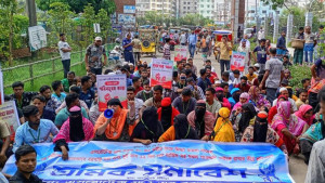 পোশাক শ্রমিকদের বিক্ষোভ, ডিসি কার্যালয় ঘেরাও