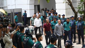 সেনা কর্মকর্তারা আত্মসমর্পণ করেছেন