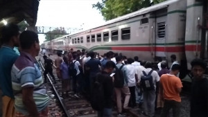 বাংলাবান্ধা এক্সপ্রেস ট্রেনে আগুন