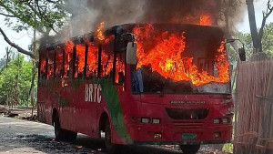 বরিশালে বিআরটিসির যাত্রীবাহী বাসে আগুন
