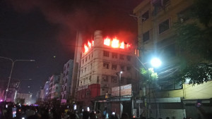  মিরপুরে আগুনে পুড়ল পোশাক কারখানা 