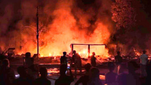 গুইমারায় আগুনে পুড়ল ১৯ দোকান