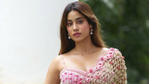 বলিউডে টিকে থাকার সহজ উপায় বলে দিলেন জাহ্নবী