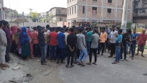 গাজীপুরে কারখানা শ্রমিকদের বিক্ষোভ