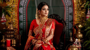 পূজায় আগে উপহার পেতাম, এখন নিজেই দিই: মন্দিরা চক্রবর্তী
