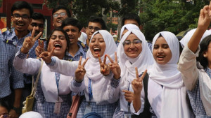 এবারও পাসের হারে এগিয়ে ছাত্রীরা