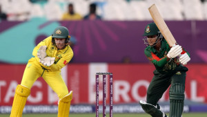 অসিদের কাছে ১০ উইকেটের হার 