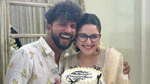 জন্মদিনের আগেই কাকে নিয়ে কেক কাটলেন পরীমণি