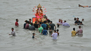 চট্টগ্রামে গুঁড়িগুঁড়ি বৃষ্টিতে দেবী দুর্গাকে বিসর্জন