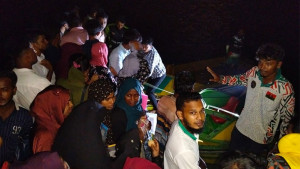 রাতে দিক হারিয়ে মাঝ নদীতে ট্রলার, ৮০ শিক্ষার্থী উদ্ধার