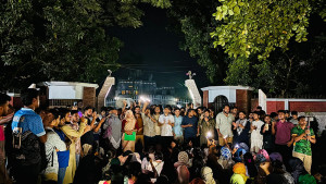 রাবি উপাচার্যের বাসভবন ঘেরাও করে বিক্ষোভ 