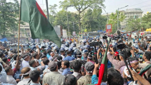 পুলিশের বাধা ঠেলে শাহবাগ অবরোধ শিক্ষকদের, যান চলাচল বন্ধ