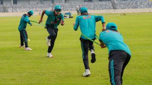 সিমন্সের মতে, সামাজিক মাধ্যম খেলোয়াড়দের উত্তর দেওয়ায় জায়গা না