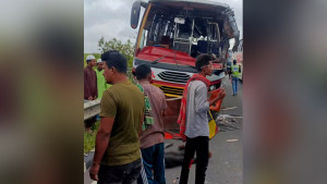এক্সপ্রেসওয়েতে দাঁড়িয়ে থাকা বাসের পেছনে আরেক বাসের ধাক্কা, নিহত হেলপার
