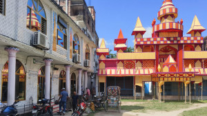 একই আঙিনায় অবস্থিত মসজিদ-মন্দির