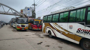 করতোয়া গেটলক শ্রমিকদের কর্মবিরতি, বাস চলাচল বন্ধ