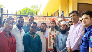 আট দফা দাবি বাস্তবায়নে  ৪ ঘণ্টার অনশন