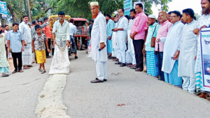 সড়কে লবণ ফেলে ন্যায্যমূল্য দাবি
