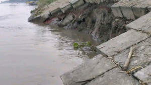 বারবার বাঁধে ধস, আতঙ্ক নেই স্থায়ী সমাধান