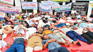 আমরণ অনশনে শিক্ষকরা, উপদেষ্টাকে আলটিমেটাম