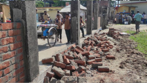 নিম্নমানের কাজের অভিযোগ স্কুলের প্রাচীর ভাঙল স্থানীয়রা