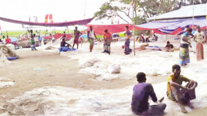 ‘সরকারি সহায়তার চাল  পাইলে একটু নিঃশ্বাস  নিতে পারতাম’