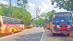 চট্টগ্রাম নগরে গণপরিবহন সংকট, নিবন্ধিত বাস চলছে গ্রামে