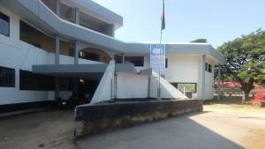 ঐতিহ্যবাহী মুক্তমঞ্চ ভাঙায়  ক্ষুব্ধ পৌরবাসী, শিল্পীরা