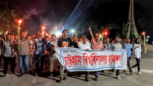 চবিতে প্রক্টরিয়াল বডির পদত্যাগ দাবিতে মশাল মিছিল