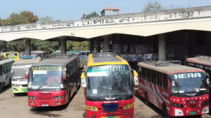 চাঁপাইনবাবগঞ্জ-ঢাকা রুটে বাস চলাচল অনির্দিষ্টকালের জন্য বন্ধ
