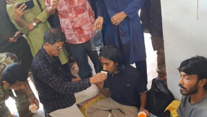 উপাচার্যের আশ্বাসে ৫২ ঘণ্টা পর অনশন ভাঙলেন ৯ শিক্ষার্থী