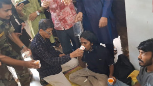 ৫২ ঘণ্টা পর অনশন ভাঙলেন চবির ৯ শিক্ষার্থী