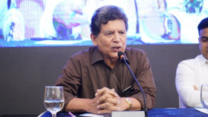 পুরো জিনিসটা যমুনার দেয়ালের মধ্যে আটকে আছে