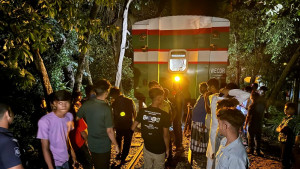 পটিয়ায় অল্পের জন্য রক্ষা পেল পর্যটক এক্সপ্রেসের যাত্রীরা