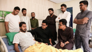 নুরকে দেখতে হাসপাতালে ডাকসুর নবনির্বাচিত ভিপি-জিএস