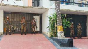 হাজী সেলিমের বাড়িতে যৌথবাহিনীর অভিযান, ৬ গাড়ি জব্দ